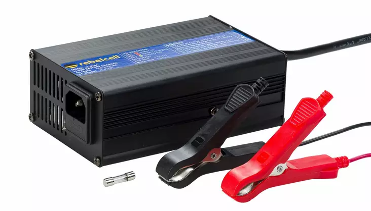 Rebelcell Charger 12,6V 6A laturi - Sähköperämoottorit ja tarvikkeet - 7106623695401 - 2